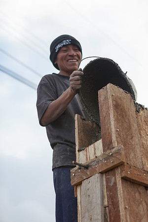 Cesar pouring columns